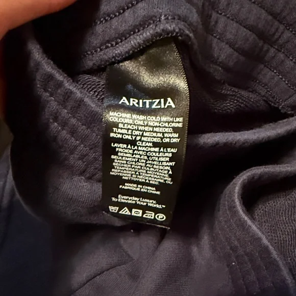 Aritzia TNA Navy sweatshorts - Picture 3 of 4